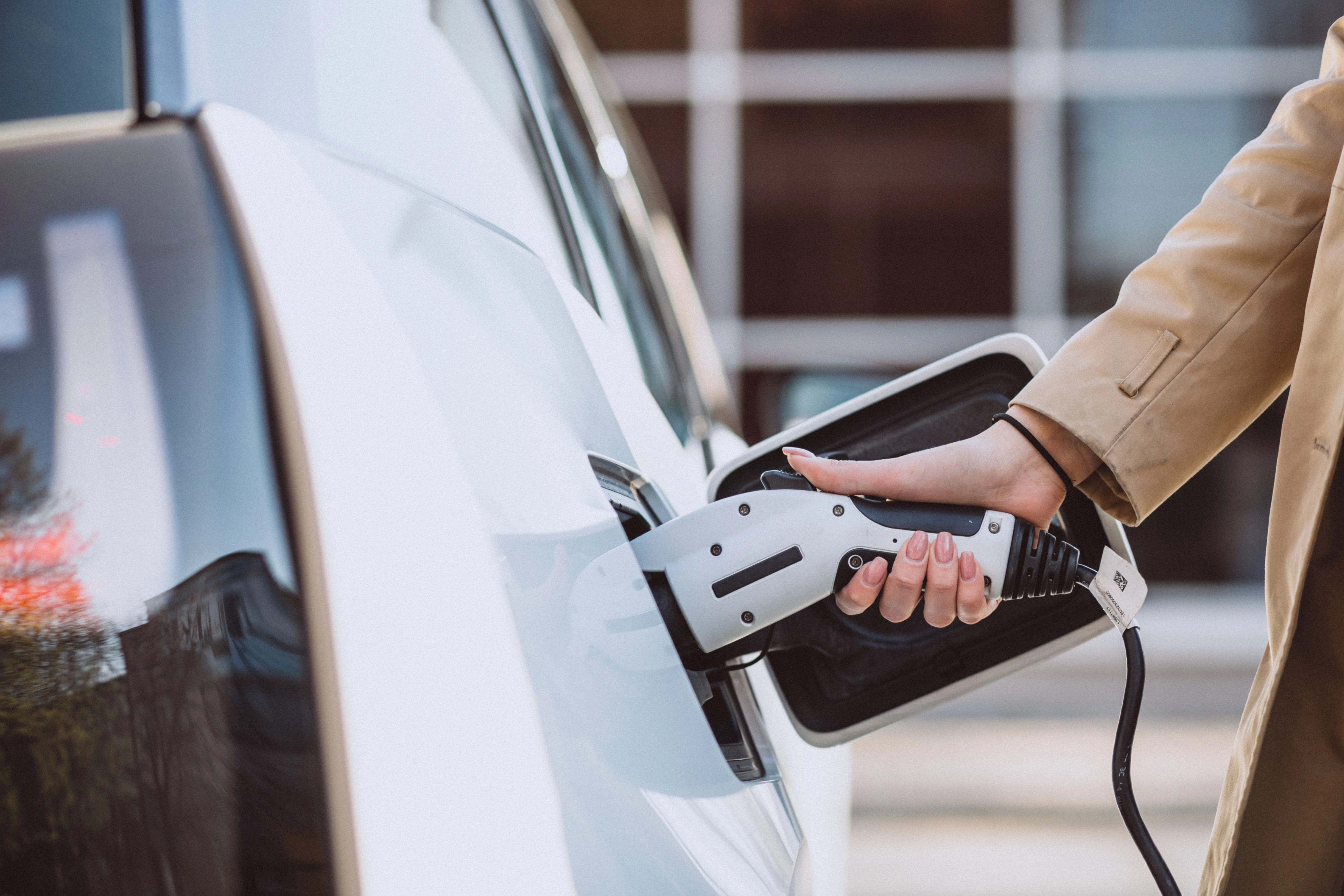 ¿Pueden prohibirte aparcar un coche eléctrico en un parking? Esto dice la OCU